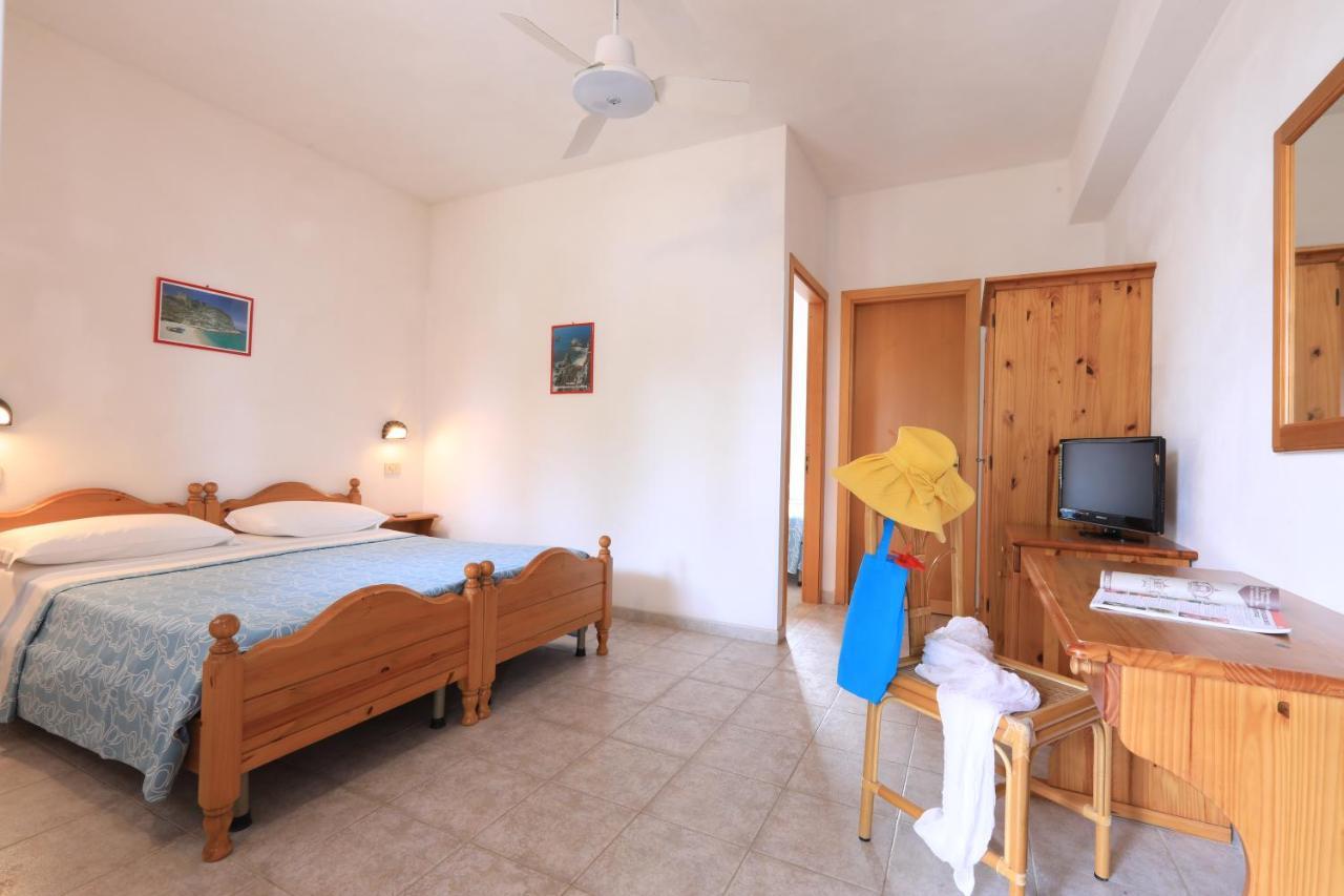 Villaggio Torre Ruffa Robinson Capo Vaticano Bagian luar foto