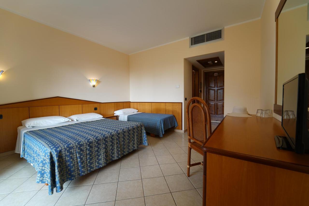 Villaggio Torre Ruffa Robinson Capo Vaticano Bagian luar foto