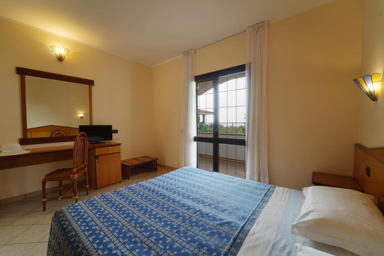 Villaggio Torre Ruffa Robinson Capo Vaticano Ruang foto