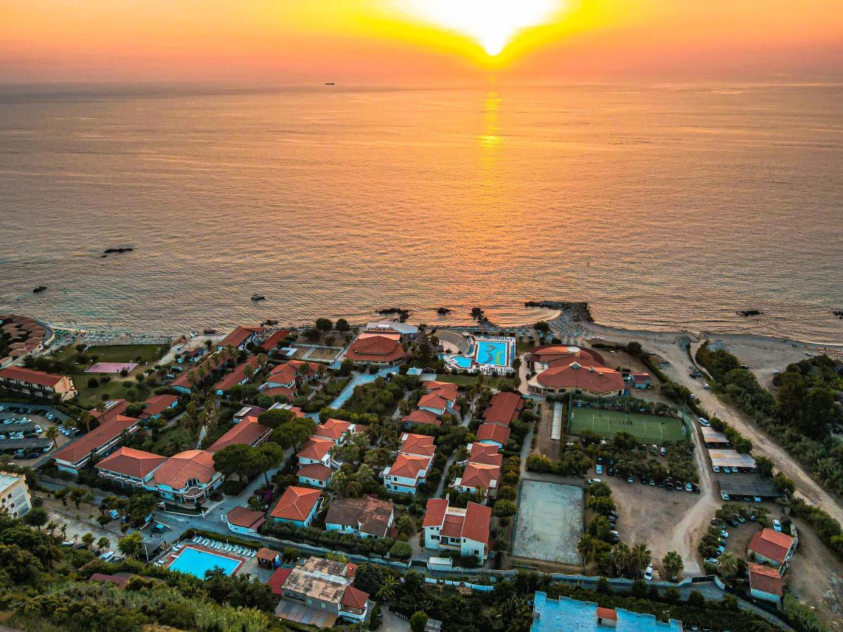 Villaggio Torre Ruffa Robinson Capo Vaticano Bagian luar foto
