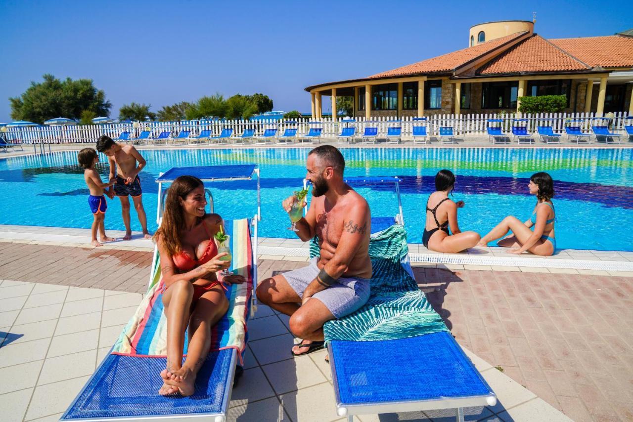Villaggio Torre Ruffa Robinson Capo Vaticano Bagian luar foto